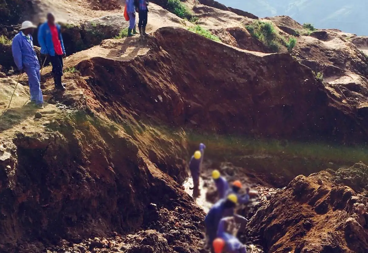 Travailleurs d'une coopérative minière sur un site de terrain en RDC